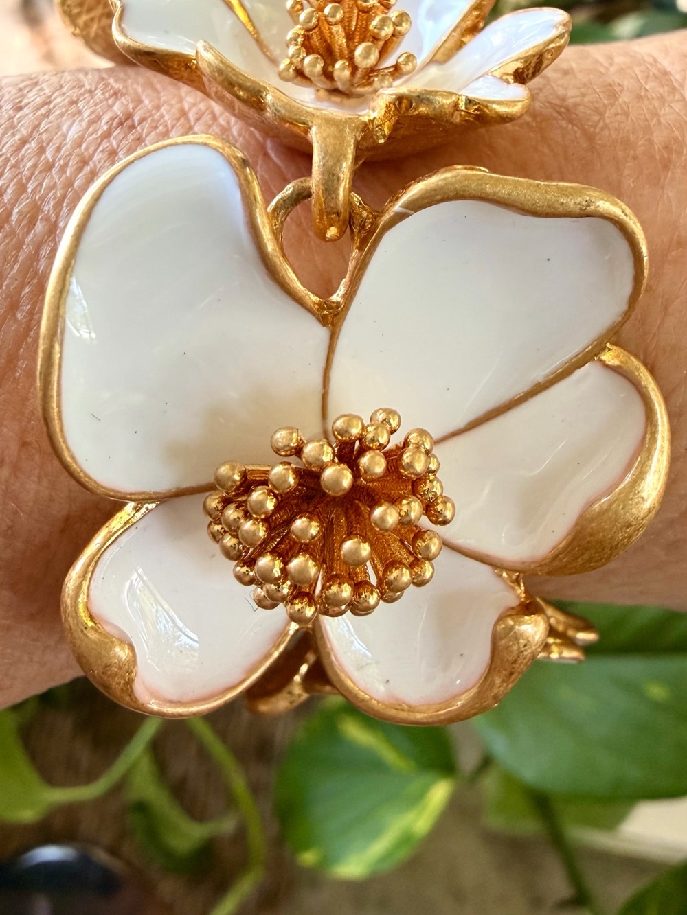 OSCAR DE LA RENTA White/Gold Enamel Flower Gardenia Bracelet Toggle / Signed - Picture 8 of 13